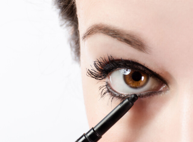 SVART: Bruker du en mørk eyeliner på våtkanten, får du en mer dramatisk, men også mer lukket effekt. Foto: Szerdahelyi Adam - Fotolia SVART: Bruker du en mørk eyeliner på våtkanten, får du en mer dramatisk, men også mer lukket effekt. Foto: Szerdahelyi Adam - Fotolia